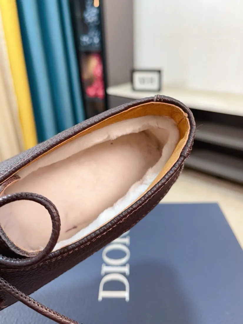 Men's shoes 💰600🌹🌹【UGG】✨The most popular series, a must-have for stylish men 😱The latest limited edition at the counter🍃Top export foreign trade order, counter packaging. Designed with high-end textured matte cowhide➕The simulated wool is beautiful, and the collar surface presents a clear texture, which is friendly without losing the foundation. 👀 Casual roll rope lace-up style✨Thick stitching to reinforce the sole, natural rubber sole🍎The collar makes walking more comfortable and relaxed. 38_44 code